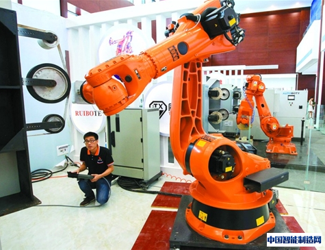 进驻中心的工业机器人。/佛山日报记者周春摄