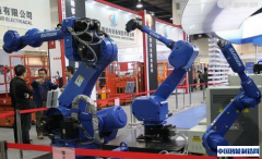 国产首款复合型机器人 可手脚并用精确定位