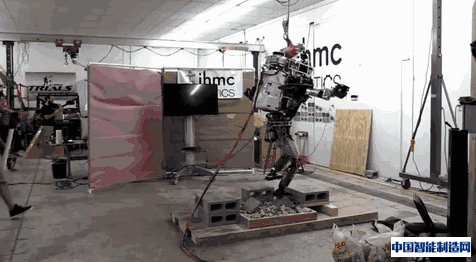 新算法让波士顿动力机器人实现类人平衡力