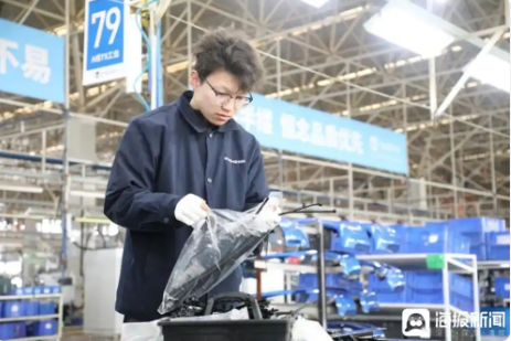 从榔头敲到智能化，AI正在“重写”工厂